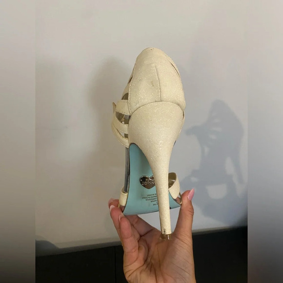 Betsey Johnson cream glitter heels with t strap and buckle closure 9.5 wedding - Picture 5 of 13